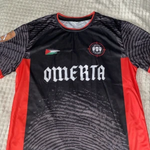Omerta 47 Records fotbollströja - Säljer en unik fotbollströja från Omerta 47 Records(Maes Merch). Tryck med Omerta-logga, nummer 47 på ryggen och palestinska flaggan på bröstet.  Bara slå en pling vid intresse🫡😎