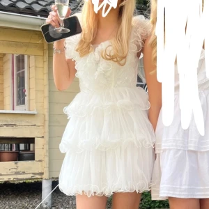 Studentklännkng - Säljer nu min fina studentklänning, köpte den här på vinted av en tjej som använt den på sin bröllopsfotografering, vet därför ej vart den är ifrån. Den har volanger och en dragkedja baktill, verkligen världens finaste klänning🥹🥰