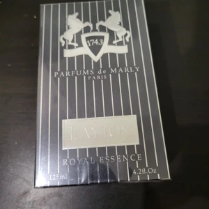 Parfums de Marly Layton 125ml - Lyxig Eau de Parfum från Parfums de Marly, Layton Royal Essence. Volym: 125ml. Tillverkad i Frankrike. Ingredienser: alkohol denat., parfym/fragrance, aqua, limonene, linalool, coumarin, citronellol, citral, geraniol. Perfekt för dig som vill sticka ut.