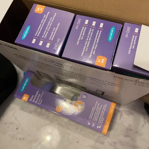 Lansinoh Glas Weithalsflasche & NaturalWave Sauger 240ml - Flaskorna är tillverkade i värme- och temperaturschockbeständigt premiumglas, med en mjuk och flexibel silikonnapp som är kliniskt utform. Lansinoh glasflaska med NaturalWave-sug, 240ml, BPA- och BPS-fri. Utvecklad för att underlätta övergång mellan amning och flaska. AVS anti-kolikventil minskar gas, mjuk och flexibel silikon för naturlig sugreflex. Alla för 750kr, går även att köpa st för 200kr 