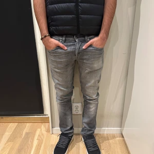  Dondup  - Gråa Dondup med modell George. Storlek 30. Nypris cirka 3500 kr. Mitt pris 999 kr. Skicket är 10/10. Inga slitningar. Fråga om du har funderingar.