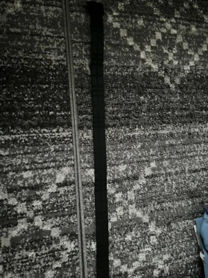 Burberry bälte med TB-spänne - Säljer ett Burberry bälte med klassiskt rutigt mönster i beige, brunt och rött samt ikoniska ryttaren. Bältet har ett svart metallspänne med TB-logga och är gjort i skinn. Perfekt accessoar för att lyfta din outfit. Storlek 105 på midjan.