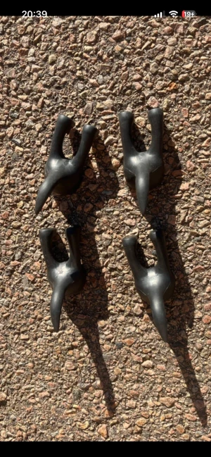 Svarta hängare hund   - Fyra svarta hängare med unik, spetsig form som ser ut som hundar. Använda i någon månad säljs pga flytt