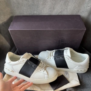 Valentino open skor - Valentino open skor | originalstorlek: 39, sitter ofta som 40, fråga om innermått vid osäkerhet | ingår: box, dustbag, kort