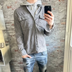 Oscar Jacobson Overshirt - Mycket fint skick, inga defekter. Storlek 48/S passar dig som är mellan 175-185cm ungefär. Nypris ca 2000kr. Modellen är 185 cm, 79 kg. Passar bra nu till vintern. Skriv för mer information!🤝