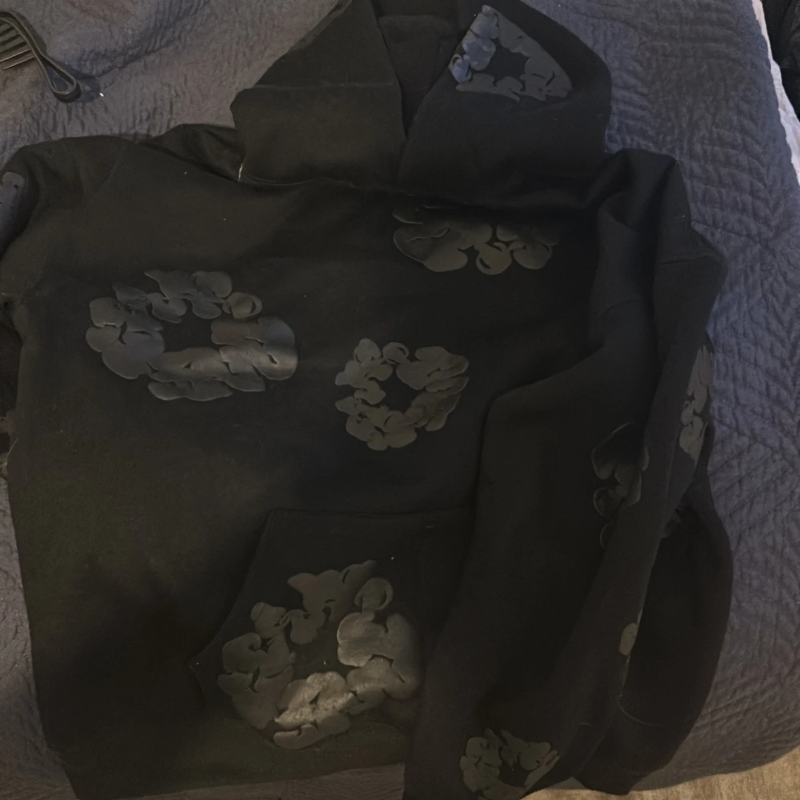 Svart hoodie från Denim Tears med blommor - 4