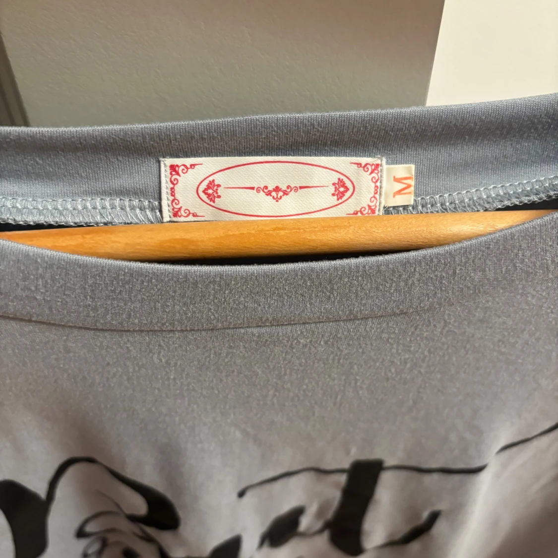 Grå långärmad tröja med tryck - 1