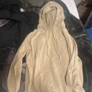 Merinoull Hoodie - Den är oanvänd då de vart fel storlek, dock tvär skön tröja. de är storlek S men sitter som en xs, passar om du är 160-165.