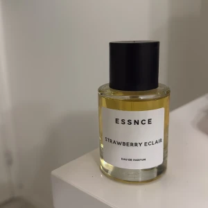 ESSNCE Strawberry Eclair Parfym - Modern Eau de Parfum med stilren design och ungdomlig vibe. Perfekt för dig som vill sticka ut med något unikt.