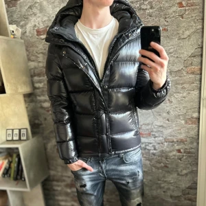 Ralph Lauren Jacka - Mycket fint skick, inga defekter! Hästen/loggan finns på bröstet. Storlek 48/S passar dig som är mellan 175-185cm ungefär. Nypris ca 7000kr. Modellen är 185 cm, 79 kg. Passar bra nu till vintern då det är en av de varmaste jackorna från RL. Skriv för mer information!🤝