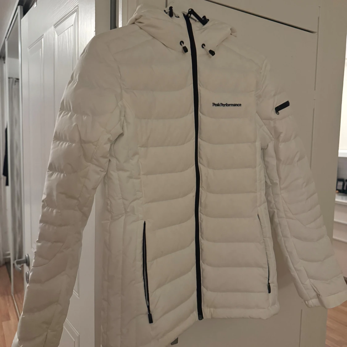Vit pufferjacka från Peak Performance