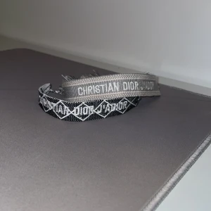 Två dior armband  - Två stycken feta dior armband. Båda i perfekt skick. Skriv om ni har några funderingar osv. 