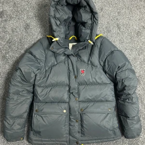 Fjällräven jacka - Säljer en grå fjällrävenjacka i storlek S. Köptes förra året men är använd bara några gånger, ser som ny ut. Kvitto finns. Säljer för att den inte var i rätt storlek. 