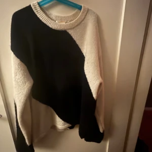 Svartvit stickad tröja - En jätte fin stickad tröja från gina trico som är använd fåtal gånger💗 skriv vid frågor🫰
