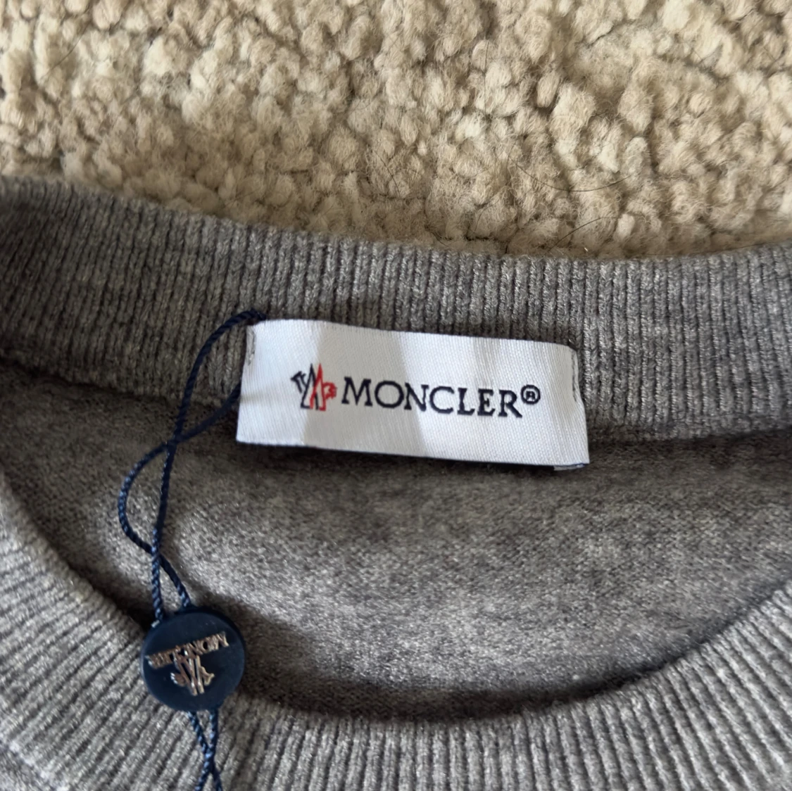 Grå stickad tröja från Moncler - 2