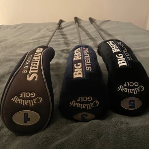 Callaway driver och fairway woods - Säljer tre Callaway Big Bertha Steelhead Plus klubbor: driver (1), 3-wood och 5-wood. Alla med original headcovers. Klubborna är i fint skick med bra grepp. Perfekt för golfaren som söker klassiska, pålitliga träklubbor. Pris kan diskuteras vid snabb affär, hör av er vid frågor!😊