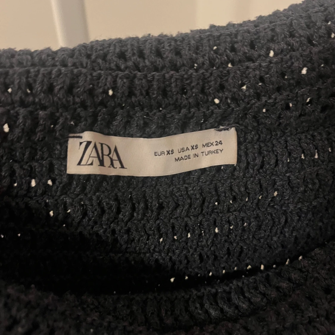 Mörkblå offshoulder kofta från Zara - 2