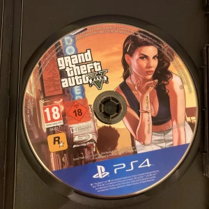 GTA 5 PS4 - GTA 5 till PS4. Fick med skivan när jag köpte mitt ps4 second hand så har inte original förpackningen men skickar med den i ett svart fodral. Har provat köra spelet typ 30 min och det kör bra.