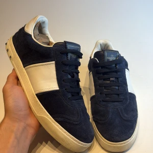 Valentino Flycrew - | Valentino Flycrew Navy | Storlek 40/2 passar 41 | Inget Og | Skick 9/10(alla nitar kvar) väldigt sällsynta att få tag på i detta skick | Mitt pris 4500 kr