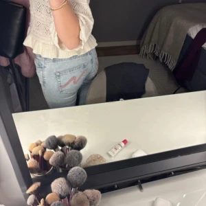 Nelly jeans - Snygga jeans från Nelly, använda några få gånger så i fint skick, lite slitna längst ner då de är lite långa på mig. Köpt för 699 i somras💗  Kolla in min profil, har bundlerabbater, pris går alltid att diskutera🤍   Innerbenslängd: ca 81 cm Midjemått tvärs över: 34-35 cm (stretch) Midjehöjd: 18 cm Över låret: 16-17 cm (stretch)