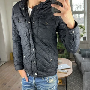 Svart Jacka  - Svart jacka. Perfekt nu för vintern, stilren och varm. Mycket bra skick. Mått: A:55cm B:45cm C:45 D:63cm🙌 Skriv vid fundering! 