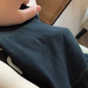 Svarta shorts i bomull - Svarta shorts i mjukt bomullsmaterial, med enkel och stilren design. Perfekta för chill dagar eller när du vill ha något bekvämt och basic. Passar dig som gillar klassiska plagg utan massa detaljer.