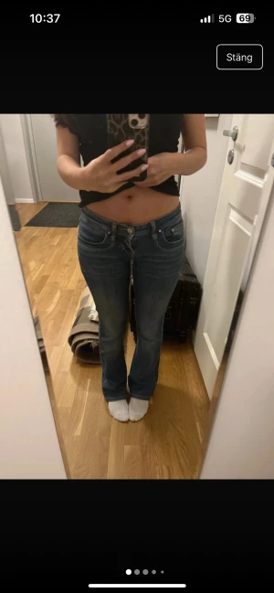 Blå ltb bootcut jeans låg midja - Säljer ett par skit snygga blå bootcut jeans från Ltb med låg midja. Jätte skönt material och säljer pågrund av ingen användning av de. Storlek 25/30
