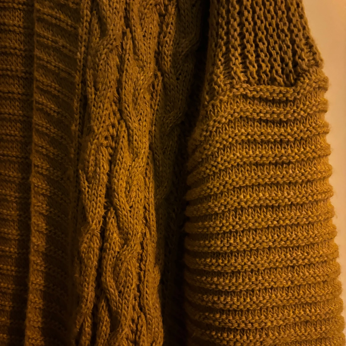 Mustardgul stickad kofta - 1