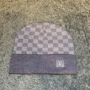 Rutig mössa - Säljer denna rutiga mössan, den kommer med tagsen . Priset kan diskuteras vid snabb affär.