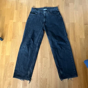 Svarta baggy jeans - Säljer ett par svarta baggy jeans från Vailent i storlek M. Defekter förekommer som visas på bilden, men inget en symaskin inte kan laga.