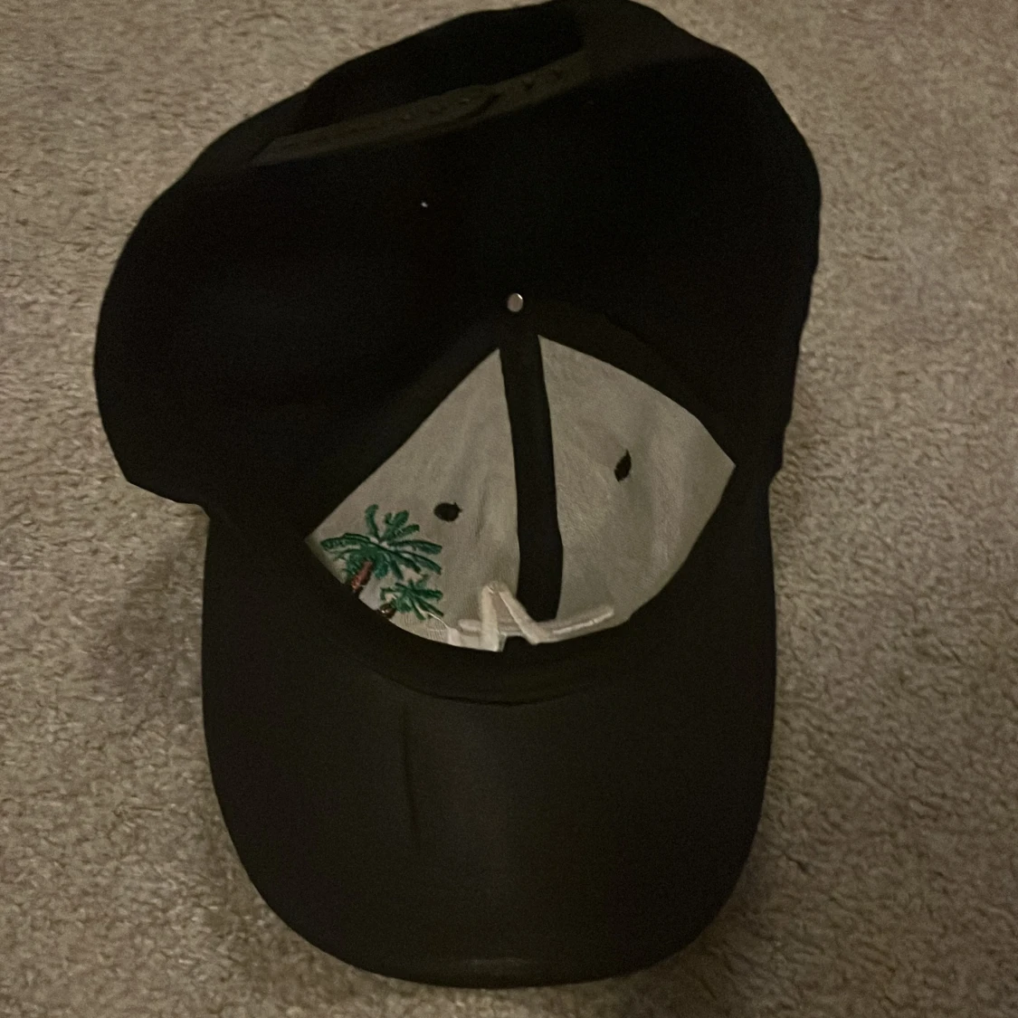 Svart keps med palmträd och LA-brodyr - 4
