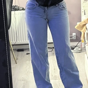 Låg midja jeans - Säljer ett par ljusblå jeans med låg midja och breda ben från ginatricot, de är jättebra skick och är använda endast en gång  💕