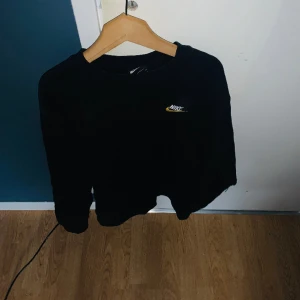 Nike hoodie  - Säljer fet Nike hoodie då den inte används längre, använd sparsamt, storlek S, bara att kontakt vid frågor 🤝