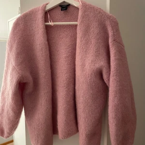  Stickad cardigan  - Kofta från Lindex, helt ny, kontakta för fler bilder osv💞pris kan diskuteras, nypris:400 