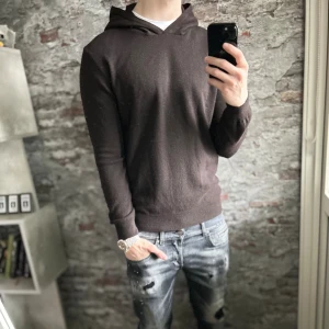 Oscar Jacobson Kashmir hoodie - Mycket fint skick, inga defekter. Storlek M passar dig som är mellan 175-185cm ungefär. Nypris ca 2000kr. Modellen är 185 cm, 79 kg. Passar bra nu till vintern. Skriv för mer information!🤝