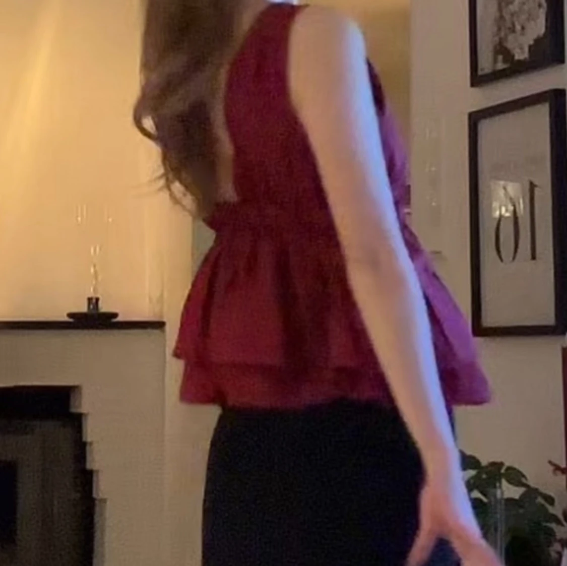 Vinröd topp med volang - 2