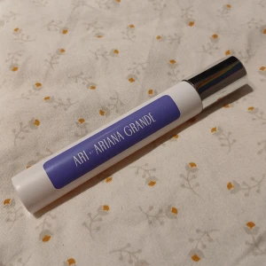 10ml Travel Size Ariana Grande Ari Parfym - En 10ml Travel Size av Ariana Grandes Parfym Ari. Perfekt att ha i väskan för att fräscha upp sig! Luktar fruktigt & blommigt, ganska lik Juicy Coutures Viva La Juicy parfymer. Har testats några få gånger, kanske ca 10 sprut, så i princip helt full.🌷