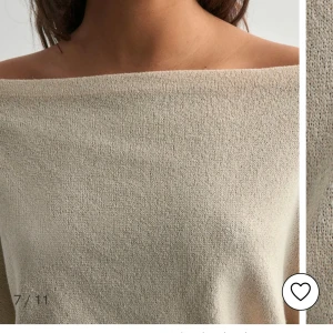 Beige offshoulder stickad tröja Nelly - Snygg beige stickad tröja från Nelly med offshoulder och avslappnad passform. Tröjan har trekvartsärmar och är tillverkad i mjukt stickat material som ger en chill vibe.