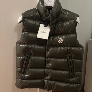 Moncler väst från Nk - Helt ny har aldrig använts köpt på NK, kvitto och äkthetsbevis finns den kostar 11 000 kr på NK så säljer för halva priset och denna är helt ny med etiketterna på. Västen köptes i februari. Vid intresse eller frågor så är det bara att skriva.