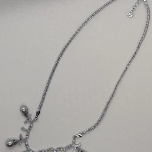 Icy Topaz halsband med pärlor - Snyggt halsband från Norrfolks i silverfärgad metall med glittriga detaljer och fem hängande grå pärlor. Kedjan är tvinnad och dekorerad med gnistrande stenar som ger extra lyxig känsla. Perfekt för dig som gillar eleganta smycken med unik design.