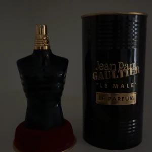 Jean Paul Gaultier Le Male Parfum - Stilren och ikonisk parfym från Jean Paul Gaultier. Le Male Le Parfum, 125 ml, tillverkad i Spanien. Perfekt nu till vintern också. Ungefär 100 ml kvar. Skriv om du har nån fråga. Pris kan vi diskutera.