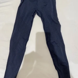 Tränings tights - De ser jätte små ut men de stretchar sig när man sätter på sig dem💗