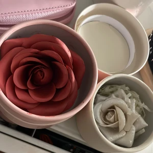 Rosformad rouge och highlighter - Unika sminkprodukter i form av rosor från AEKO. En ros i matt röd nyans som fungerar som rouge och en skimrande ljusbeige ros som highlighter. Båda kommer i runda askar med lock, perfekta att ha på sminkbordet. Superfina att använda med borste för en snygg glow eller färg på kinderna.