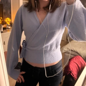 &OtherStories omlottkofta - Jättefin omlottkofta från &OtherStories i ljusblå, knappt använd 