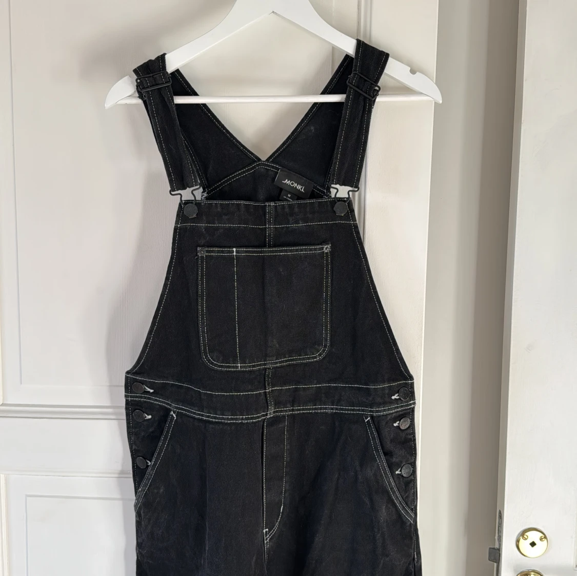Svarta denim hängselbyxor från Monki - 1