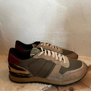 Valentino rockrunners  - Skick: 8.5/10, lätt använda | Storlek: 43 | Nypris: +- 7000:- |