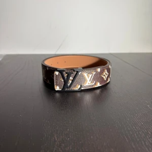 Bälte  - Helt nytt brunt bälte men svart logga 