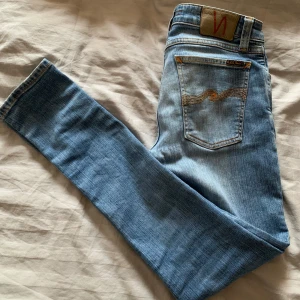Blåa jeans från Nudie Jeans - Säljer nu dessa snygga ljusblå jeans från Nudie Jeans storlek 29/30. Perfekta för dig som gillar stilrena och tidlösa jeans.