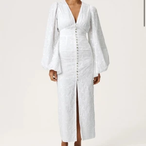 Adoore klänning - Superfin vit adoore klänning endast använd vid ett tillfälle 