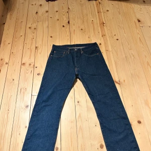 Blå Levis jeans - Blå levis jeans, relax still i storlek 32-30. Extremt hållbara jeans! 😃